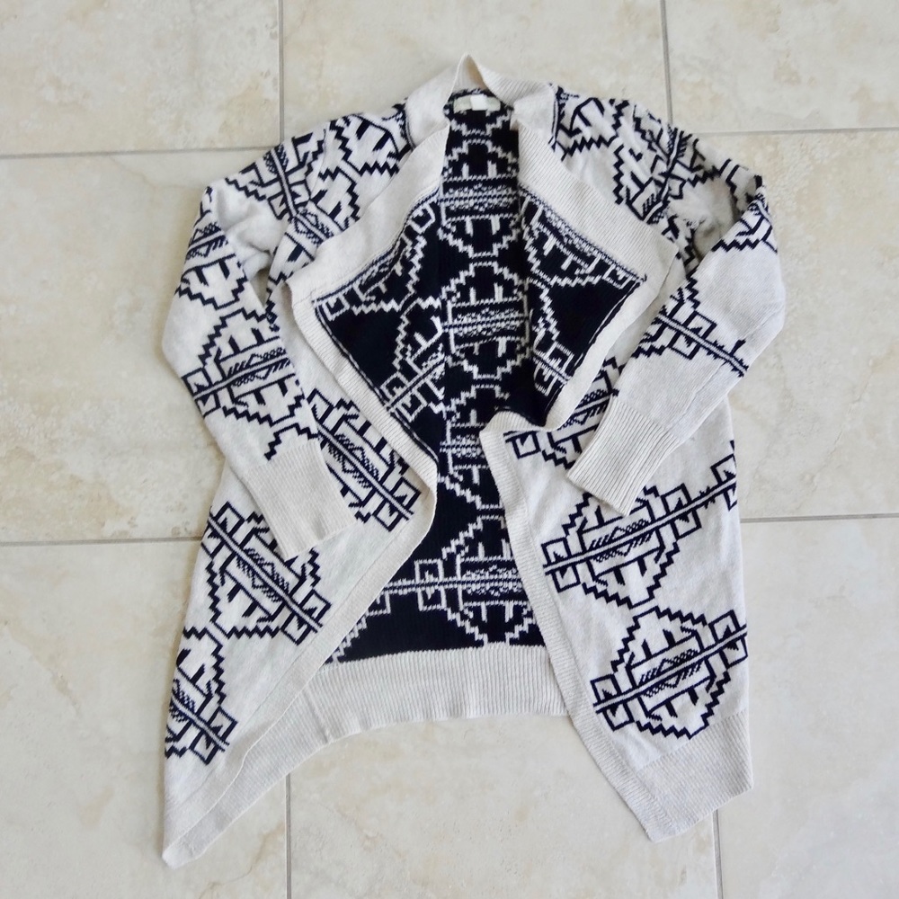 Urban Outfitters Sweater - Small